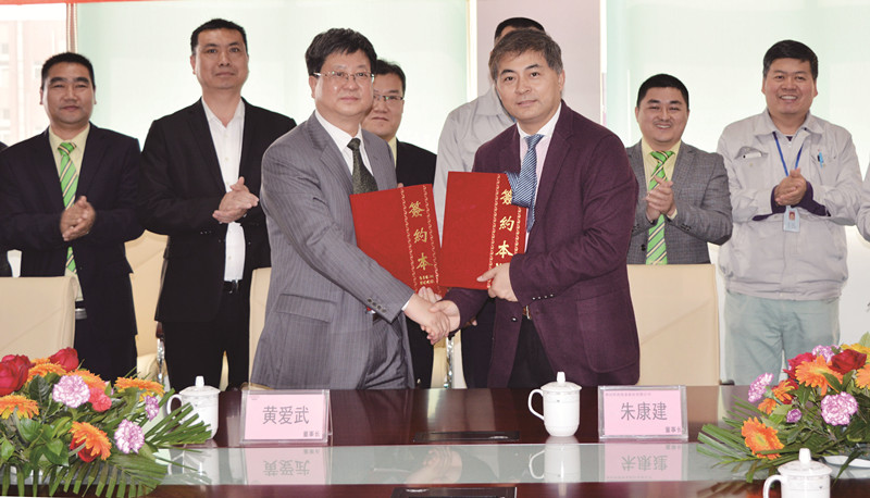 埃德伟控董事长黄爱武（左）与博创董事长朱康建（右）达成战略合作协议