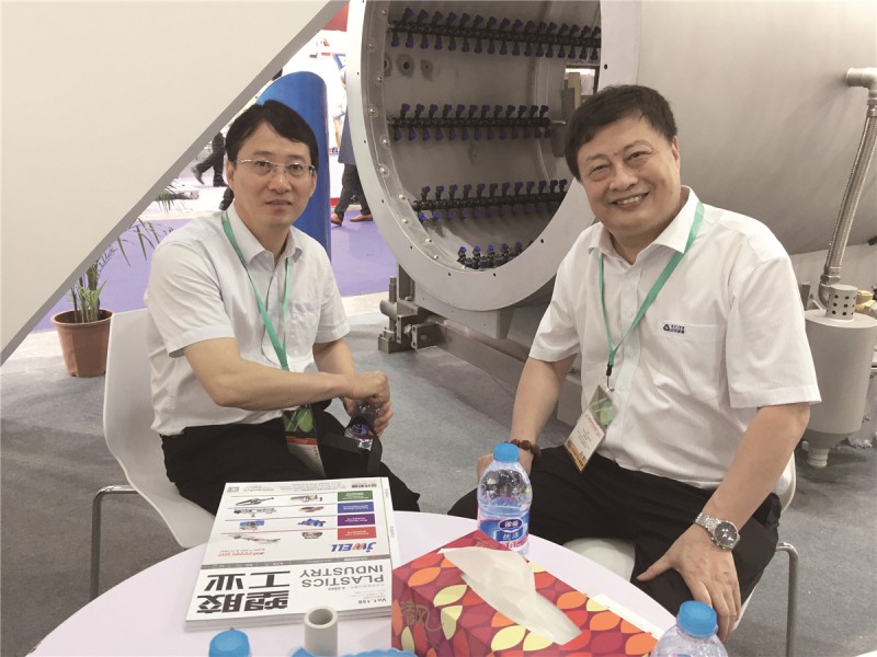 贝尔常务总经理刘峰(右)和何教授合影