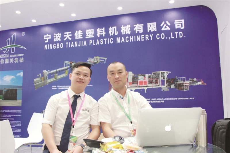 天佳公司总经理蒋柳波(右)与本刊记者