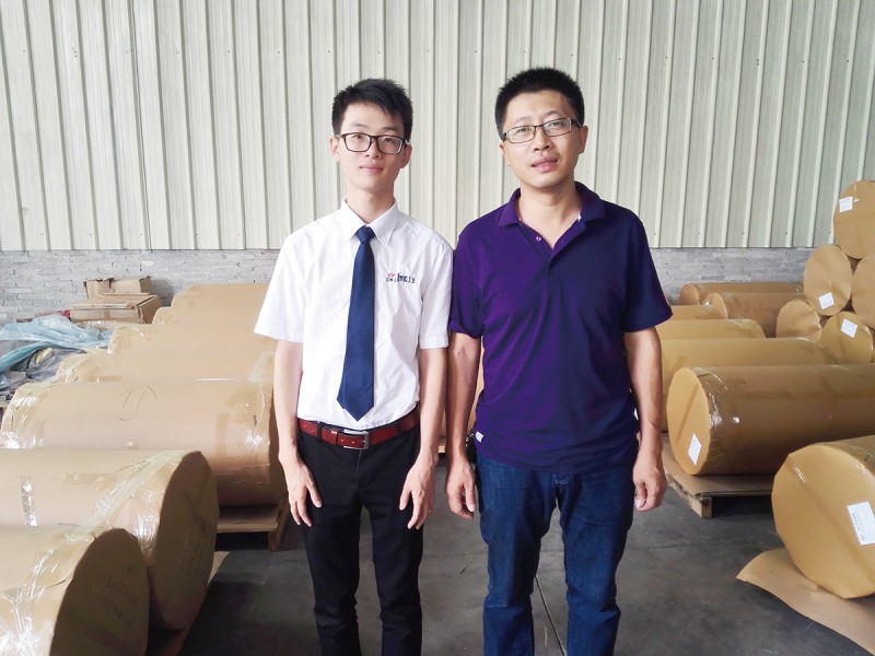 佛山多邦高分子材料有限公司程总(右)和记者(左)合照
