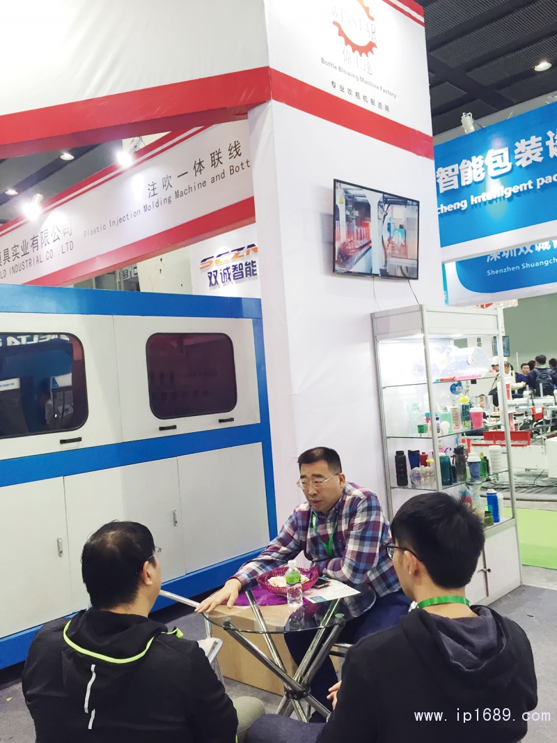 东莞市伟士达模具实业有限公司总经理廖玮(中)