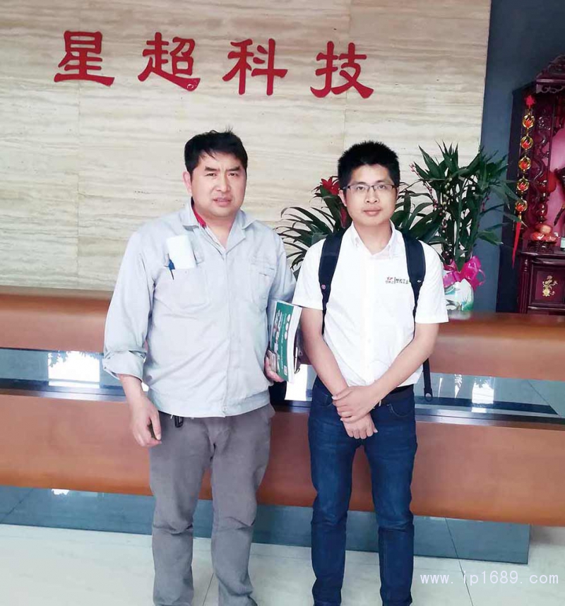 佛山市星超汽车零部件有限公司制造部长蒲书配(左)与本刊工作人员合影_20180417102556