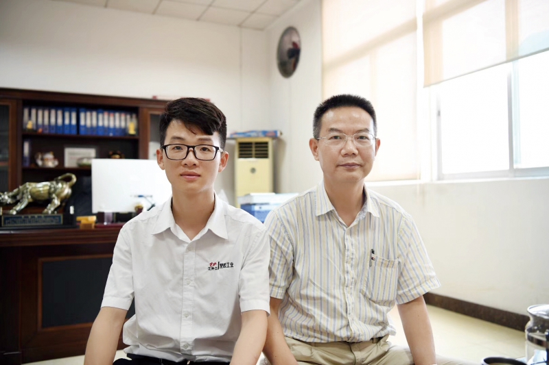 李代珍(右)与记者合影