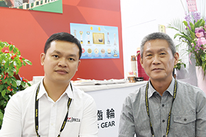 三隆董事长廖先生（右）与本刊记者合影