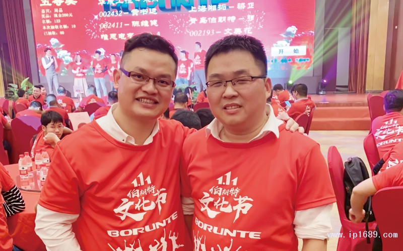 万博游戏体育
记者与尹荣造董事长（右）合影
