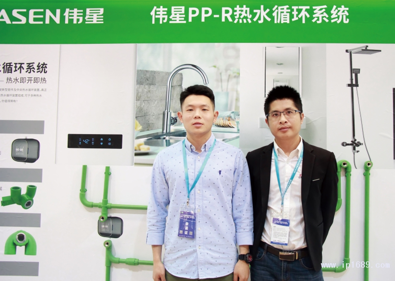 图注:浙江伟星新型建材股份有限公司技术工程师王泽伟(左)与本刊记者陈陆锋