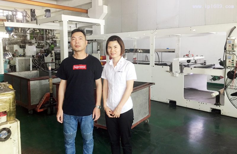 东莞市鑫溢塑料有限公司郑文义总经理(左)