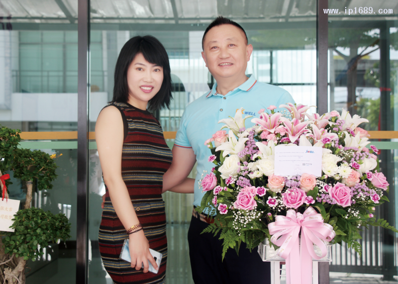 上海杰伟总经理单海霞(左)与贝克威尔总经理梁瑞强(右)