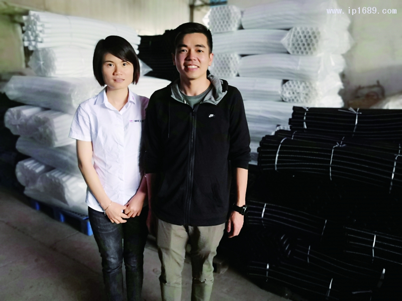 雄晖塑料软管厂副董事长陈啟亮(右)