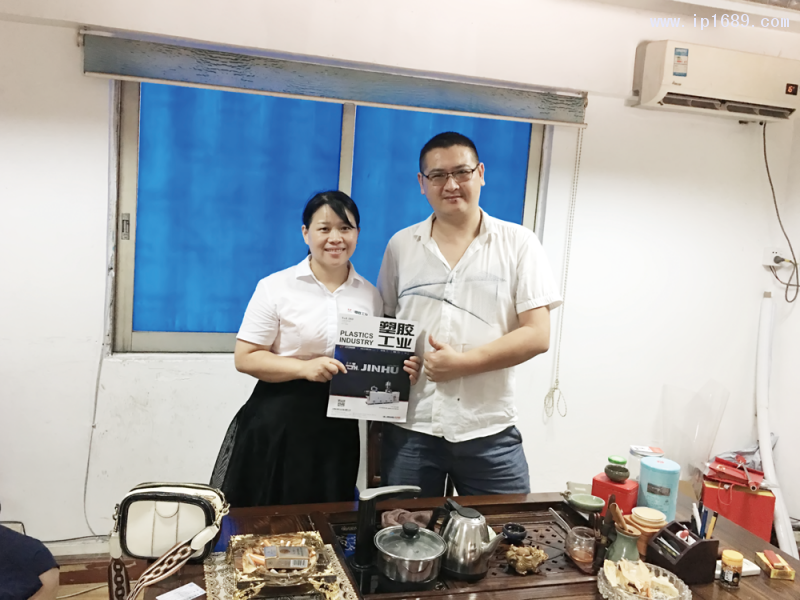 东莞思创塑胶有限公司副总经理周洋(右)