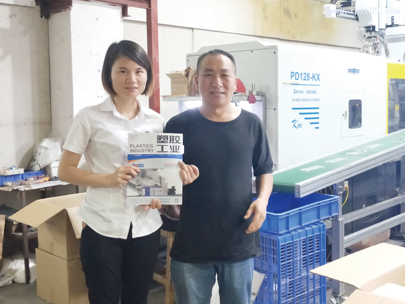 启航塑料制品有限公司董事长周发国(右)