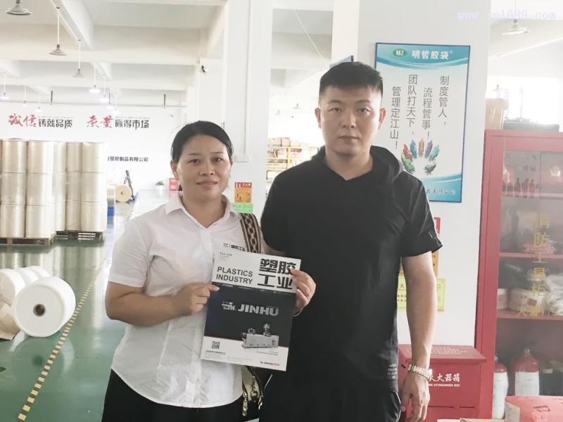 深圳明哲塑胶制品有限公司销售经理邵春(右)