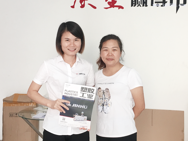 广州市越锐塑料制品有限公司经理王小琳(右)