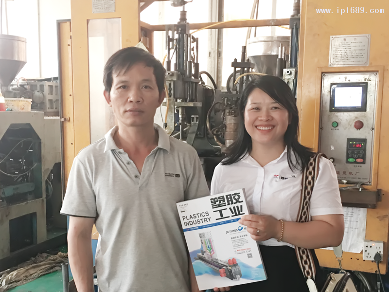 中山汇聚塑胶制品有限公司主管何正直(左)