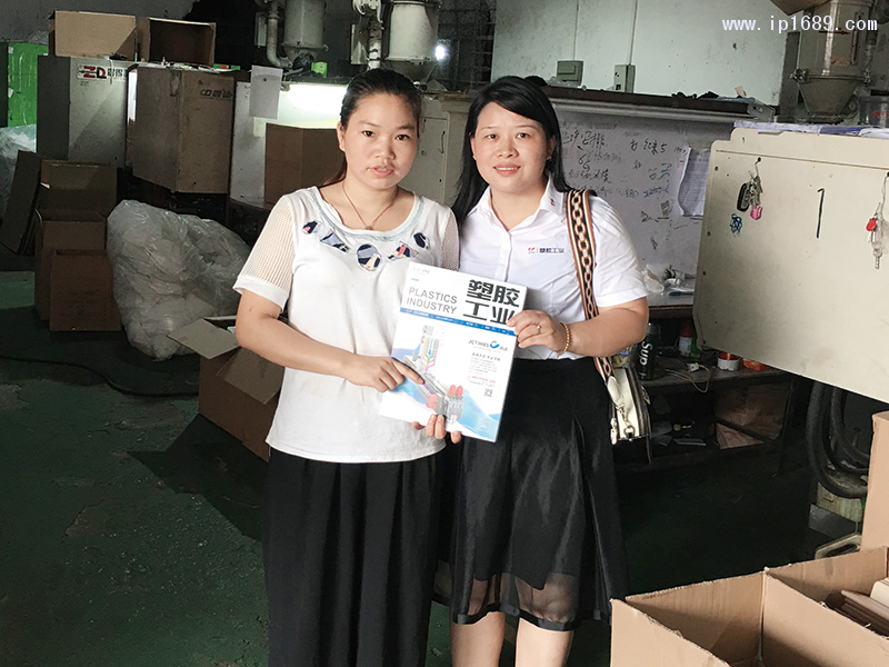 广州市嘉凡塑料厂采购经理郭小露(左)