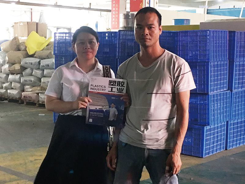 广州奇洛塑料制品有限公司生产部经理欧勇才(右)