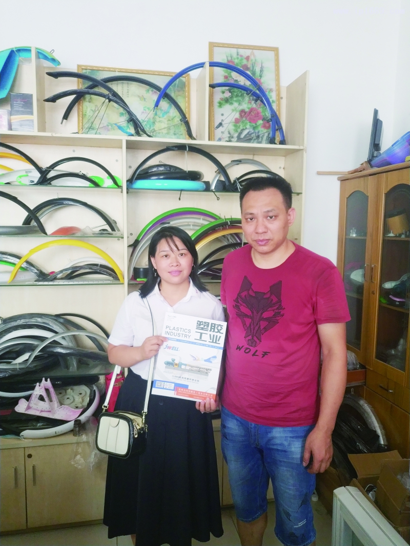 广州市勤智工艺制品厂总经理李世雄(右)