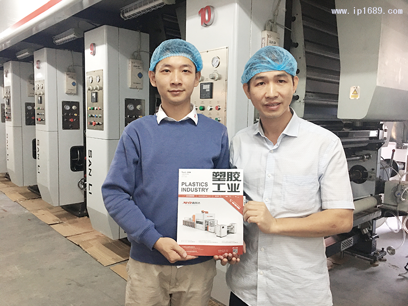 大胜包装材料有限公司总经理陈培胜(右)