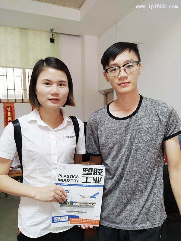 源艺纸塑包装厂总经理吴永标(右)