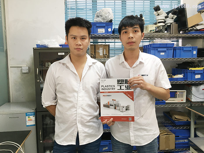 广州鼎恒塑料制品有限公司生产主管莫武朝(左)