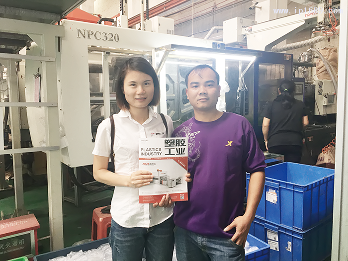 志旭塑料制品厂主管邓逢强(右)