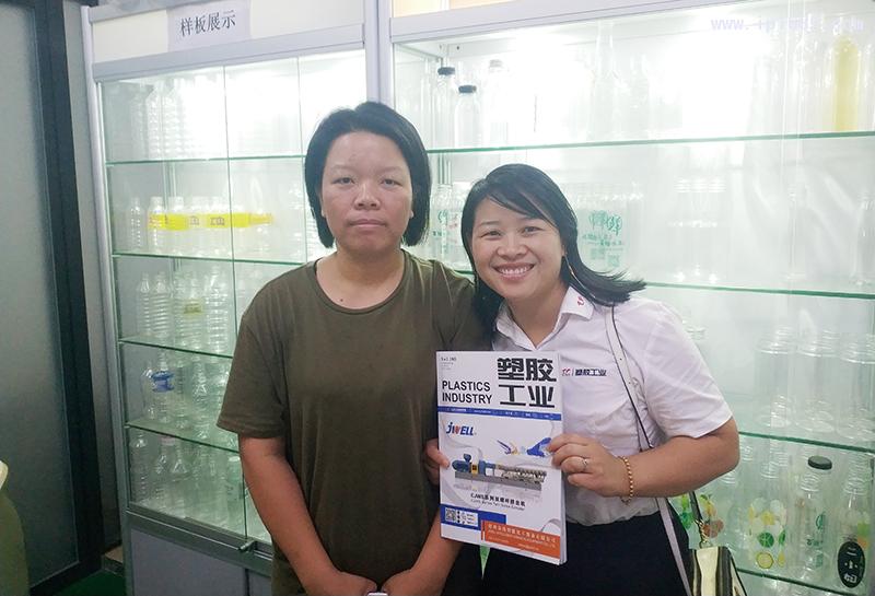 广州南沙区东涌飞亿达塑料制品厂厂长徐萍(左)