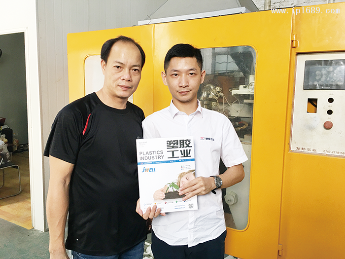 凯盈塑料制品厂麦厂长(左)