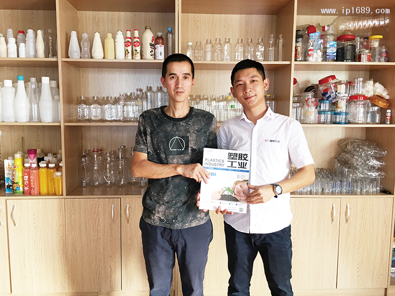 塑瓶达塑料制品有限公司总经理霍健峰(左)