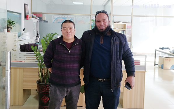 东莞市九先塑胶有限公司业务经理张伟(左)