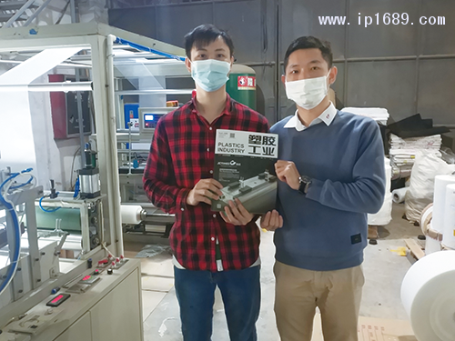 鹏晟塑料制品有限公司王经理(左)