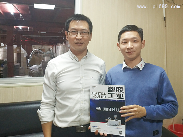 云彩包装有限公司方总经理(左)