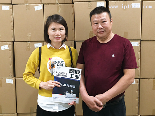 华注塑料制品厂总经理罗德彬(右)