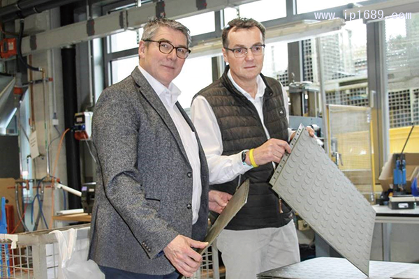 Dirk-Wevelsiep向Thomas-Bertram展示新开发的产品：具有自密封咬边的底板