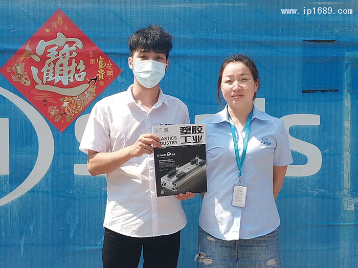 东晟密封科技有限公司设计研发部主管翟兰兰(右)1