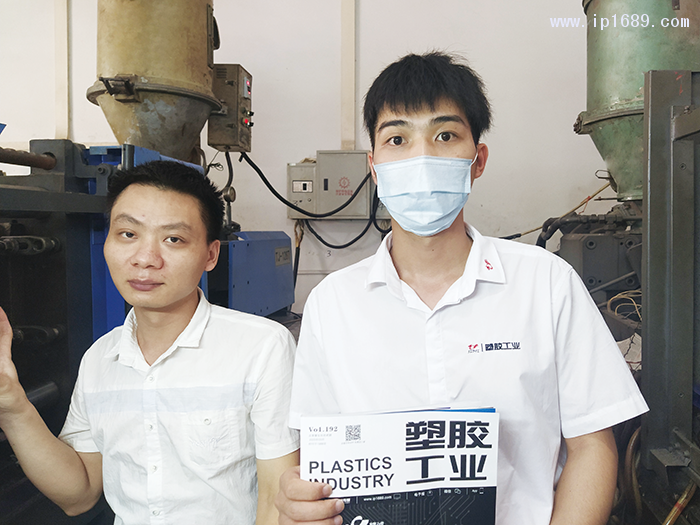 笤峰电子科技有限公司车间主管覃先生(左)1