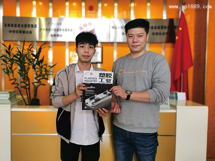 炜烨成塑业有限公司副总经理吴俊杰(右)