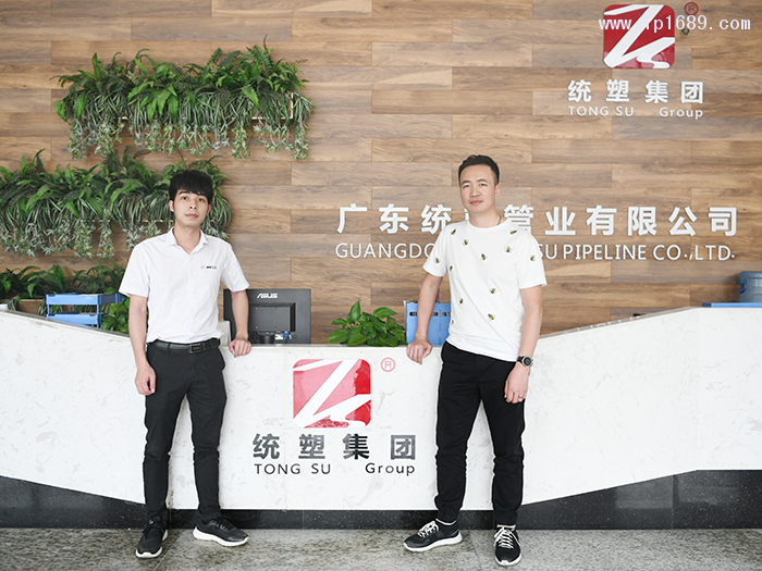 广东统塑管业总经理陈永伟(右)