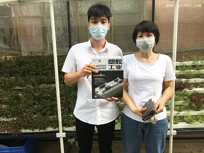 汇邦塑料厂厂长郭美娟(右)