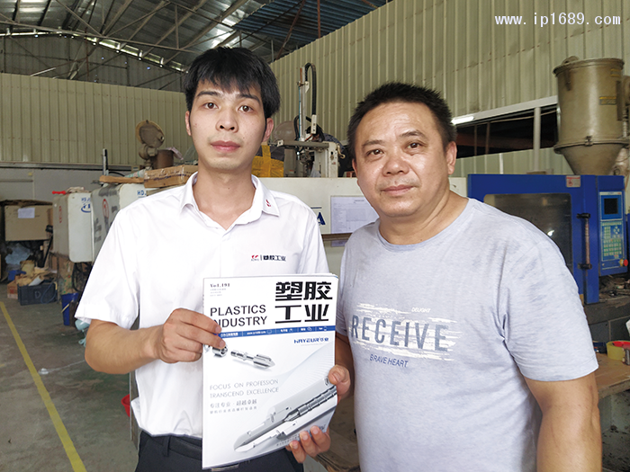 美升塑料制品厂总经理金永忠(右)