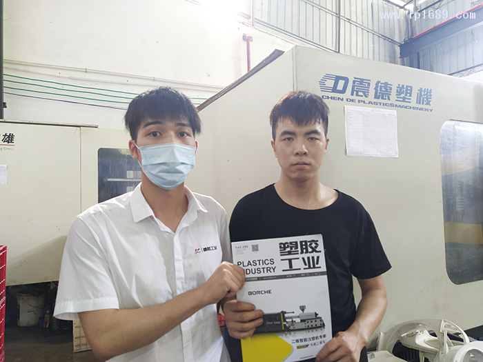 泓尧塑料模具有限公司技术员李先生(右)