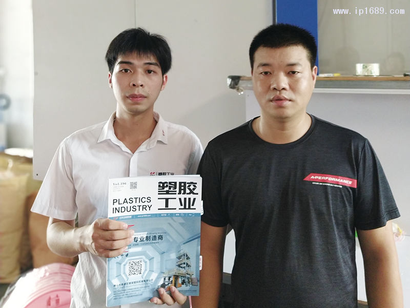 海旺五金塑料厂厂长吴先生(右)
