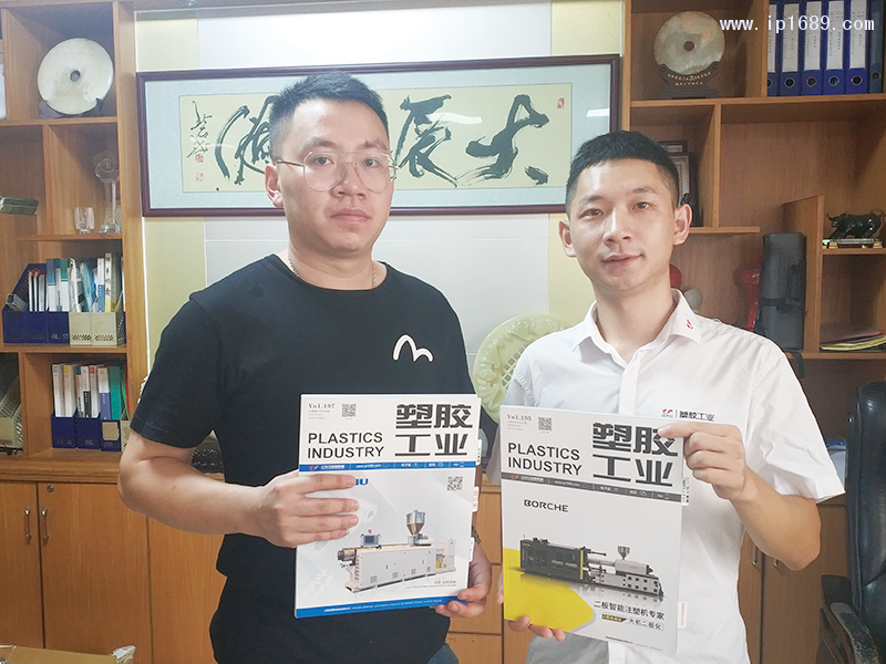 泽安塑料制品有限公司总经理冼东佑(左)