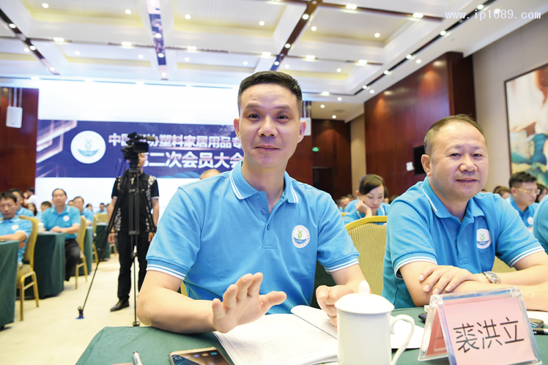宁波伟立机器人科技股份有限公司-董事长-裘洪立（左）