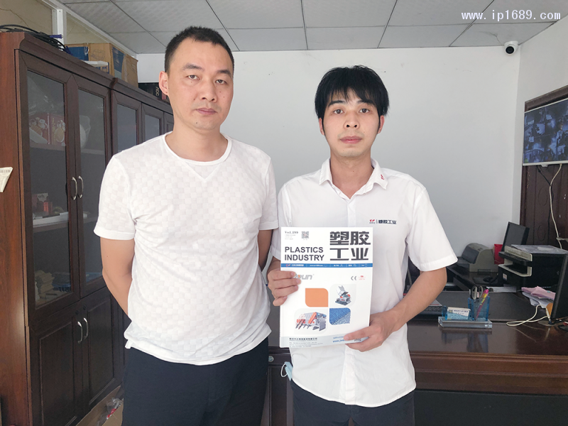 广州市赞杨塑料制品有限公司总经理张杨（左）