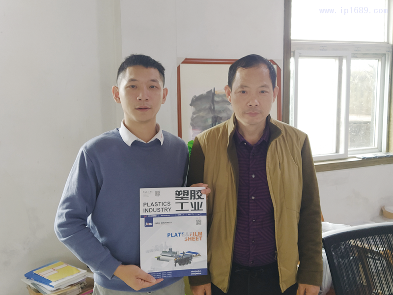 桐城市老梅小美手套厂总经理李芳武(右)