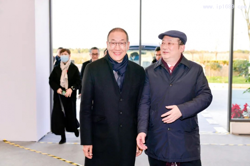 朗盛亚太区总裁钱明诚(左)上海化学工业区发展公司总经理张淳(右)