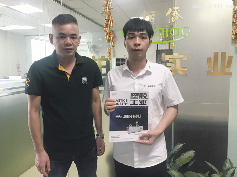 柏侨电器实业有限公司销售经理罗瑞球(左)