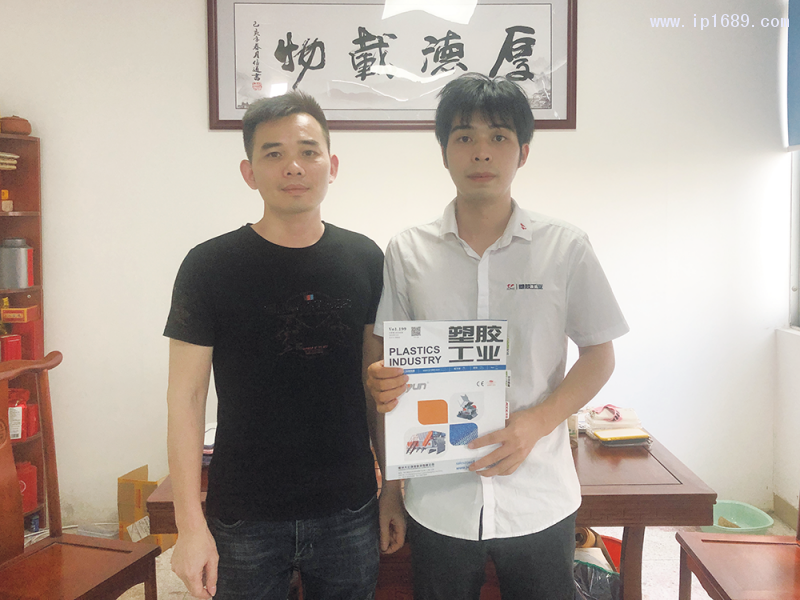 深圳市龙岗区嘉信美塑胶制品厂销售经理黄伟(左)