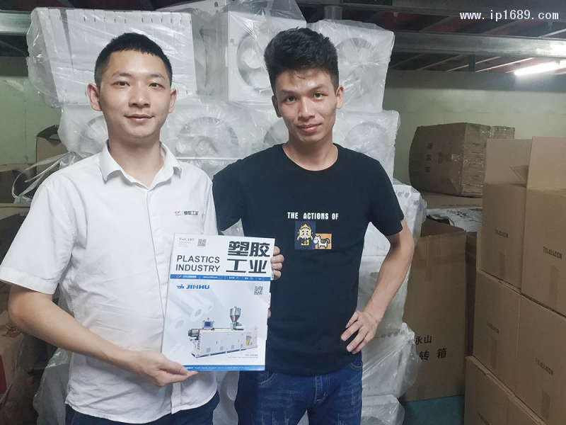 中山市小榄镇正言塑料厂总经理潘韵键(右)