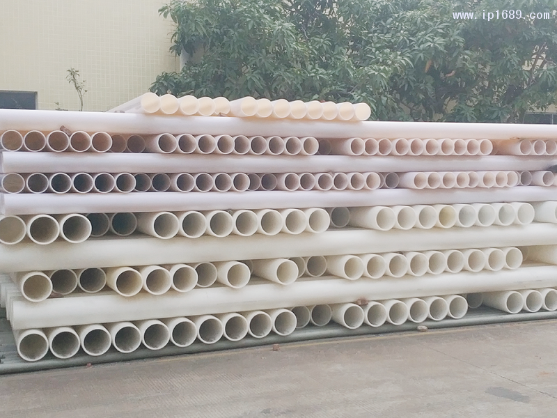 佛山市顺德区恒畅塑料管材有限公司厂房外摆放着产品